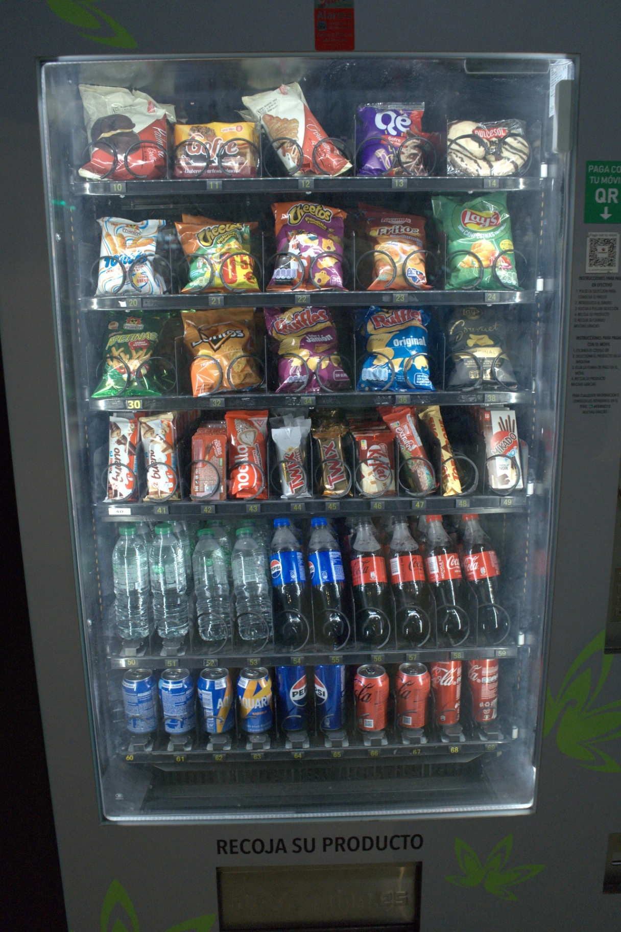 Máquina de snacks salados y bebidas en el local de Tudela