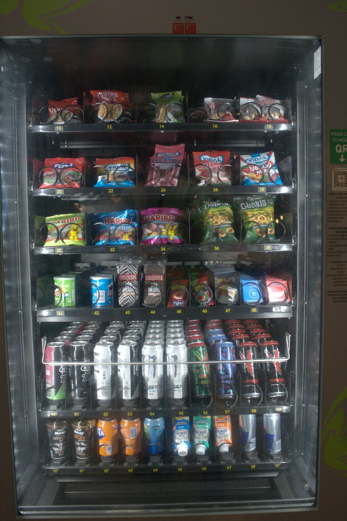 Máquina de chuches, frutos secos y bebidas energéticas en el local de Tudela